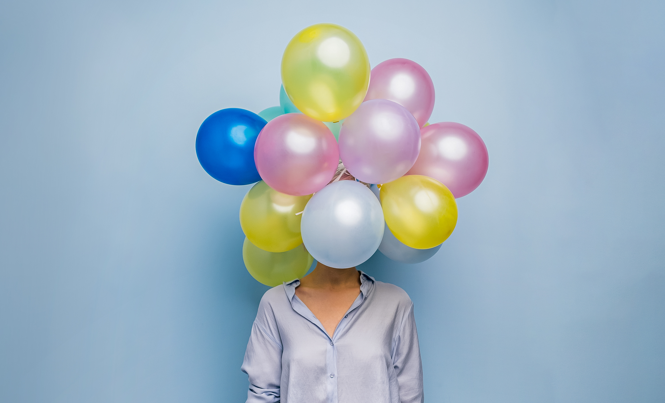 Frau mit Luftballons als Kopf