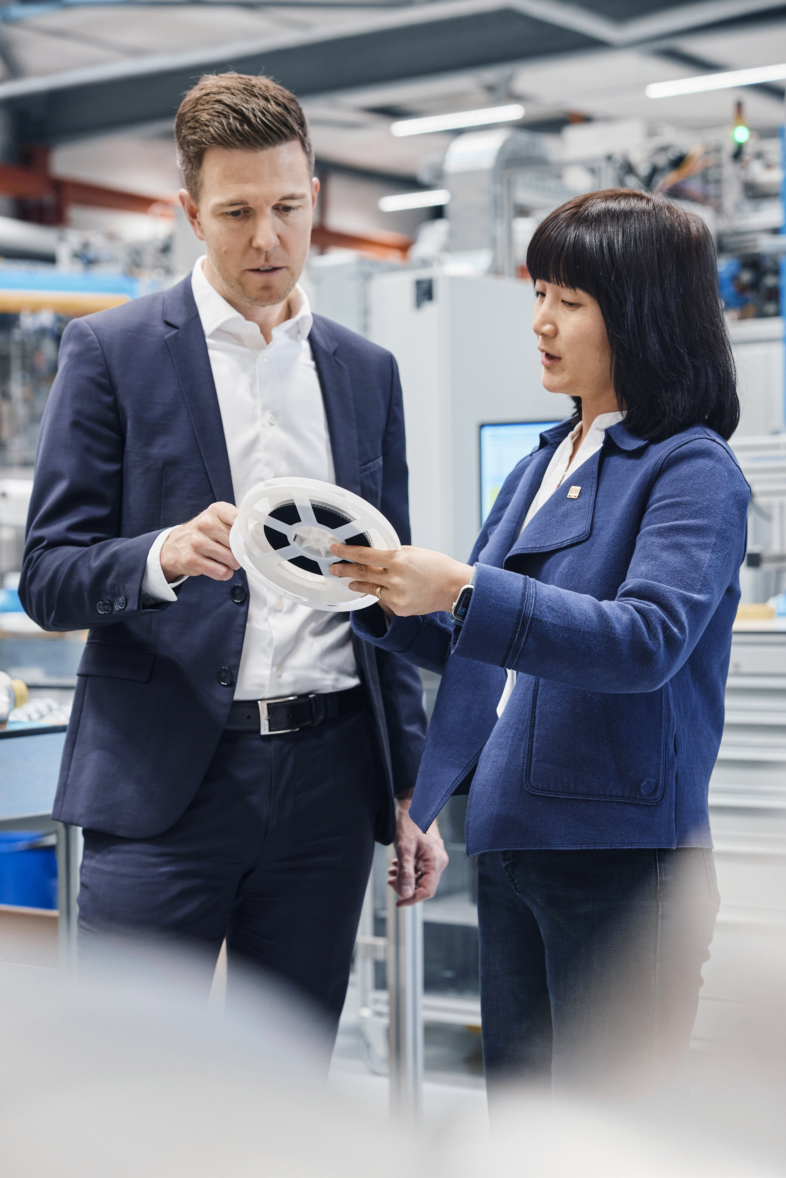 Hand in hand: Fabian Dreier, Head of Supply Chain Management at Endress+Hauser Flow, values partnership and longevity in suppliers. Strategic purchaser Wenting Zhang-Kilian procures electronic components with her team and heads up a working group that deals with impending bottlenecks.