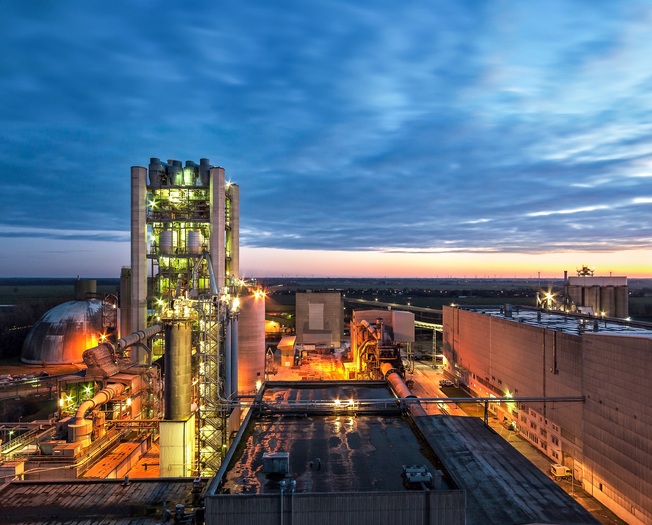 At the Lägerdorf works, a new kiln line is being built to use innovative oxyfuel technology. The flue stream from incinerating cement clinker in this process is made up almost entirely of ultrapure CO2.
