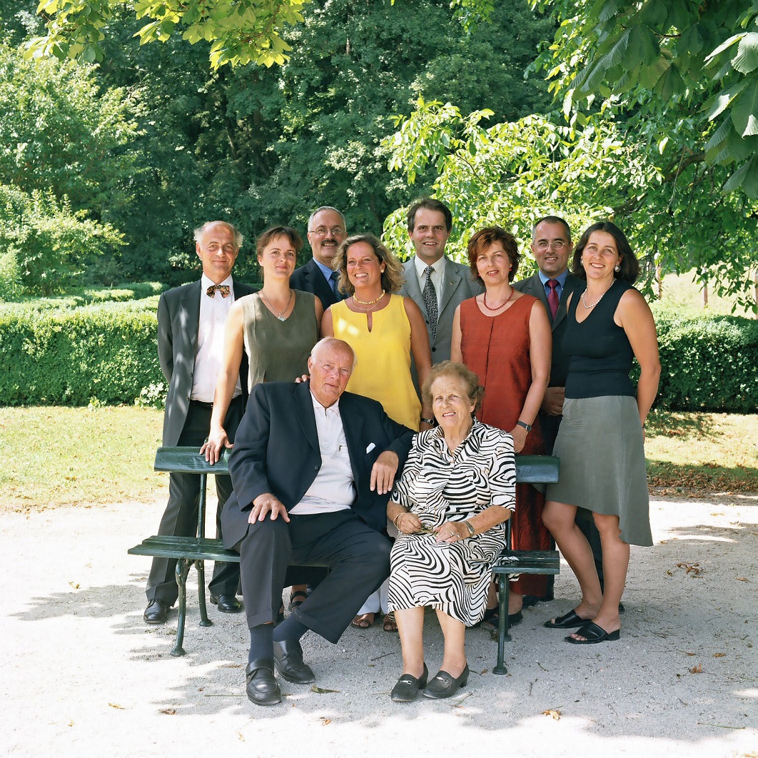 Georg H and Alice Endress in 2003 with their eight grown children. 
