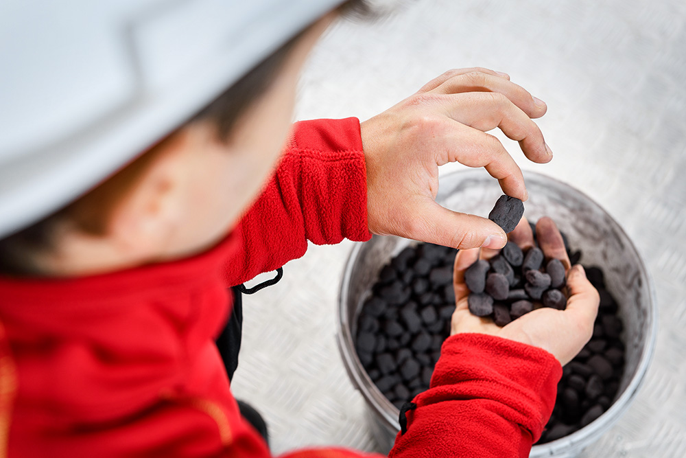 Ambartec uses iron oxide nuggets as a storage medium for hydrogen.