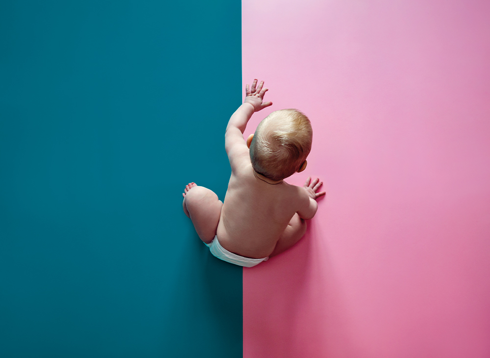Baby auf blau und rosa Boden