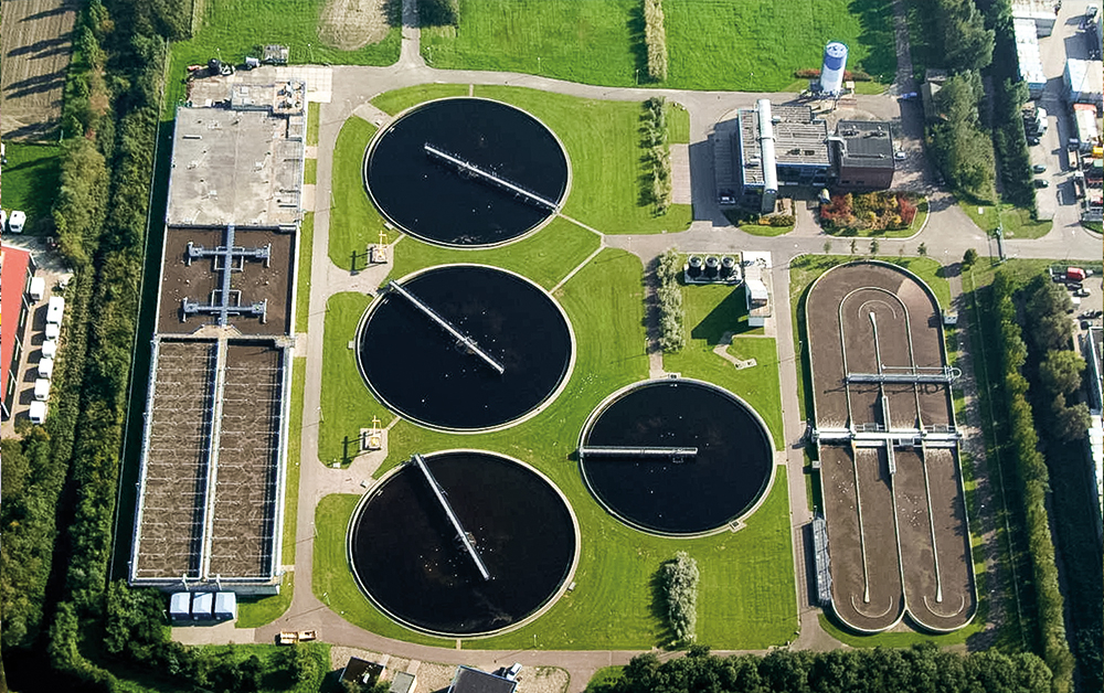 Vogelansicht von Kläranlage des Abwasser-Zweckverbands Waterschap Hollandse Delta