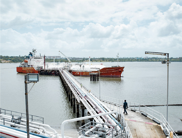 Ein Tanker dockt am langen Anleger  an und leitet sein Flüssiggut in eine  der 19 Leitungen.