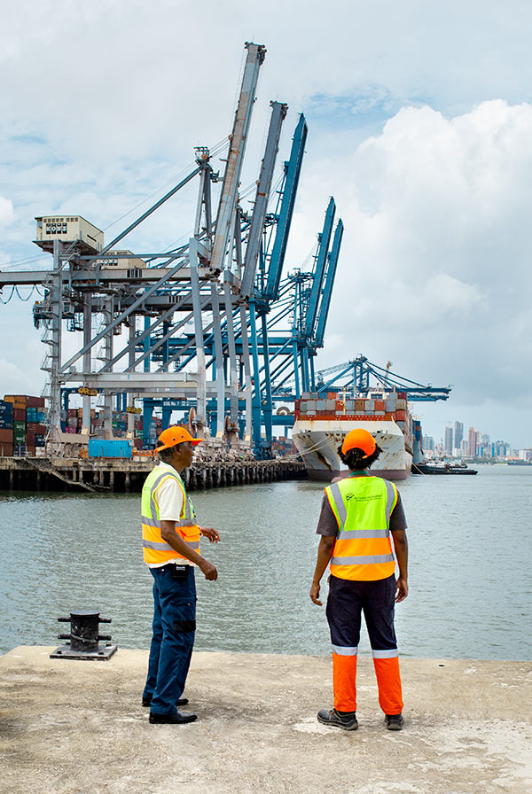 Der Blick Richtung Containerhafen, der ebenfalls sukzessive modernisiert wird. 