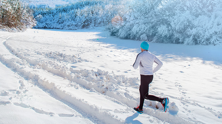 Person joggt im Schnee