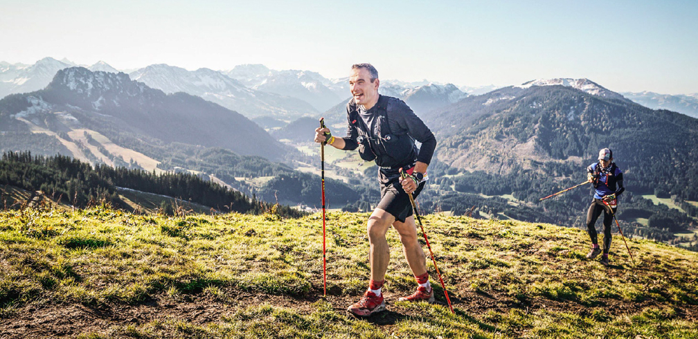 Mann steigt Berg hinauf