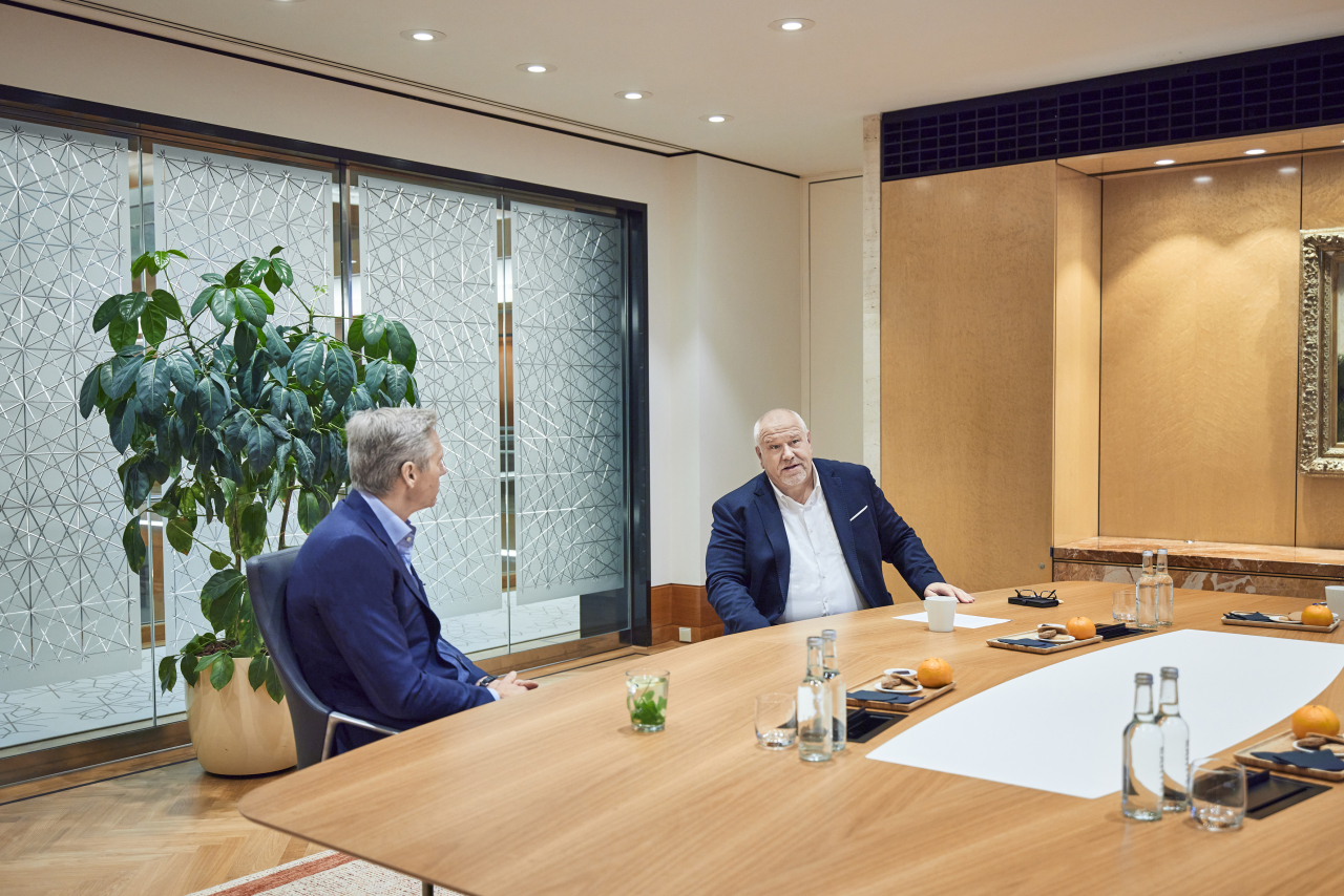 Shell-Vorstand Harry Brekelmans und Endress+Hauser CEO Matthias Altendorf im Gespräch.