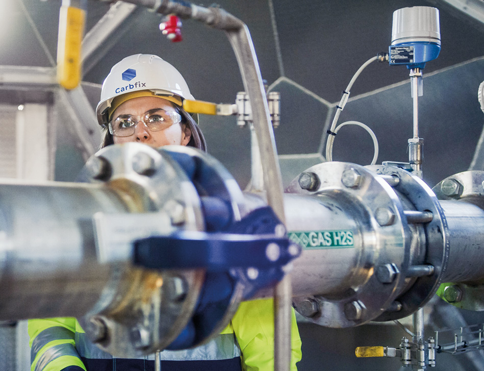 Das Unternehmen Carbfix pumpt das mit Wasser vermischte CO2 in die Tiefe, wo es versteinert.