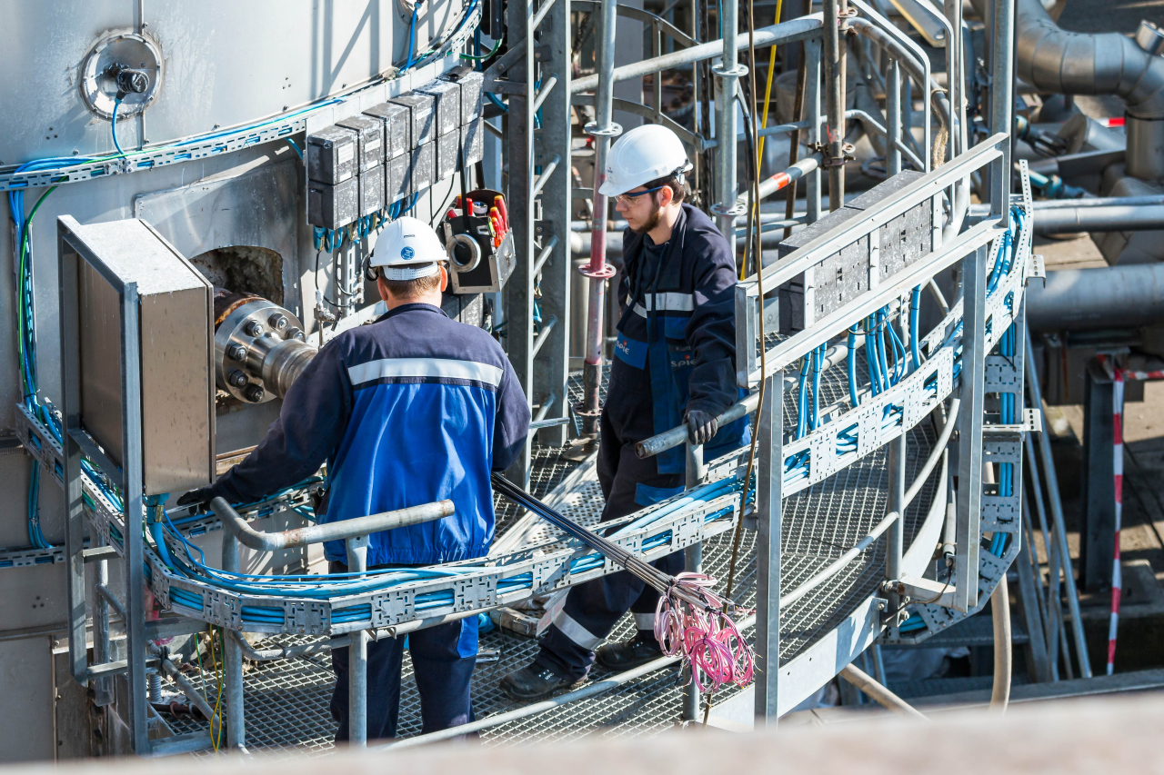 Endress+Hauser and the refinery jointly enhanced the multipoint thermometers in order to improve the process inside the hydrocracker. The system was installed during scheduled downtime.