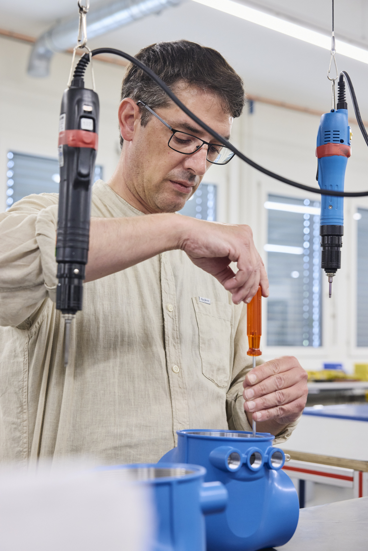 Concentration: promonta employees prepare electronics housings ready for assembly.
